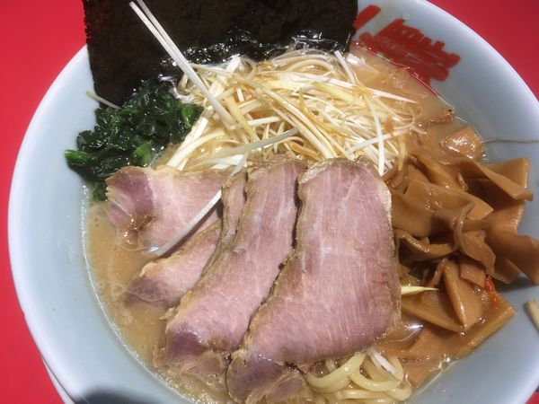 「醤油ネギチャーシュー麺 1000円（メンマ+120円）」@ラーメン山岡家 日立東金沢店の写真