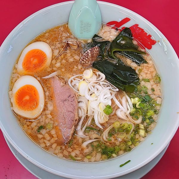 「海老薫る濃厚あさり醤油ラーメン 900  味玉(クーポン)」@ラーメン山岡家 春日部店の写真