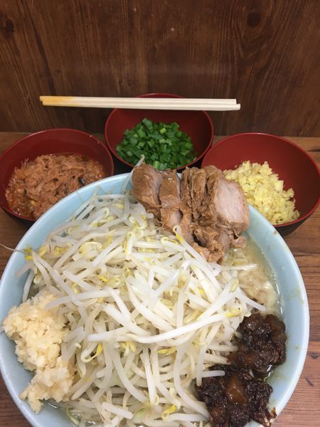 「ブタ入り＋ほぐしブタ＋ニラ＋生姜」@ラーメン二郎 池袋東口店の写真