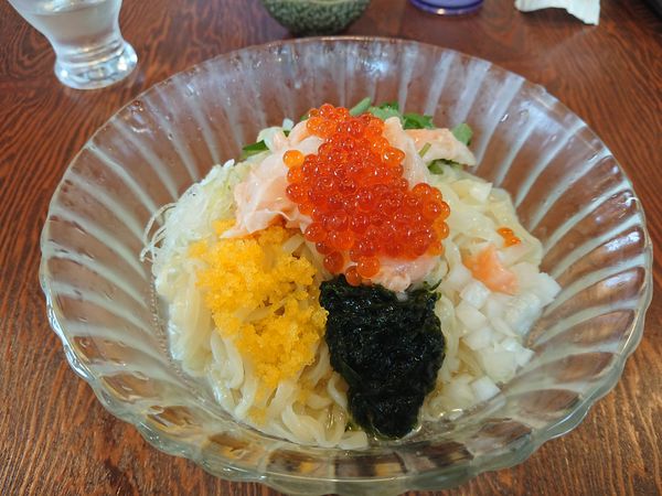 「サーモンとイクラと生のりと山葵の和えそば～冷やしver～」@拉麺 イチバノナカの写真