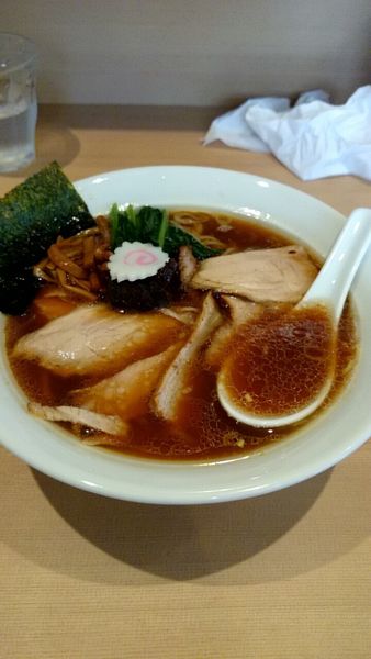 「醤油半チャーシュー麺（８８０円）」@長岡食堂 町田店の写真