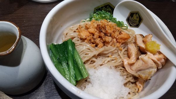 「サーモン油そば（冷やしは限定）＋大盛」@真鯛らーめん 麺魚 神保町店の写真