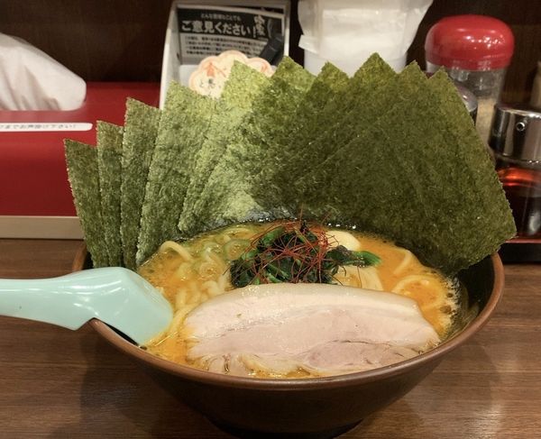 「辛豚ラーメン 海苔」@横浜家系ラーメン 吟家 稲毛海岸店の写真