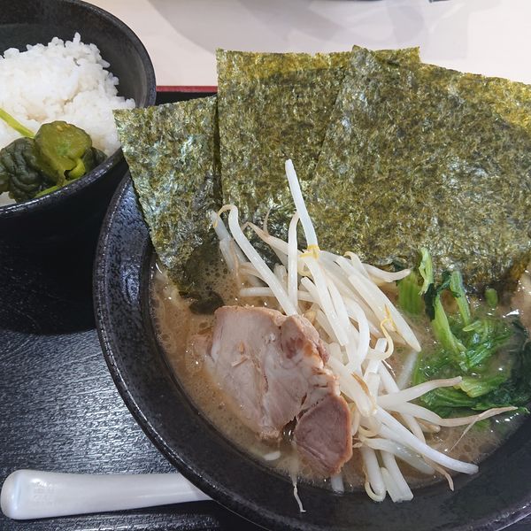 「らーめん並790円(硬め)、ライス小150円」@横浜家系らーめん 宝来家の写真