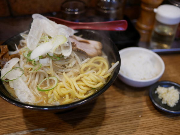 「味噌ラーメン サービス大盛＋ヤサイ＋ニンニク＋半ライス」@麺処 花田 上野店の写真