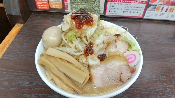 「小さいけど具沢山なラーメン（醤油）900円」@ラーメンいつきの写真