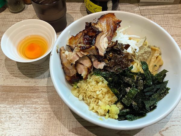 「にぼにぼ油そば（昼限定：並220g）+ 肉増し100g」@麺garage 肉ヲ見ルの写真