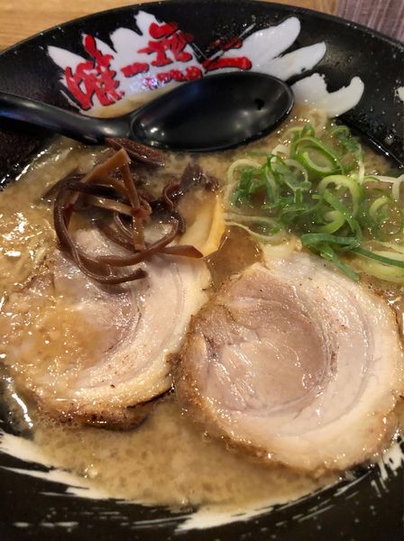 「醤油豚骨らーめん」@本格らーめん 唯一無二の写真