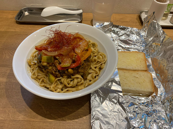 「ラム肉デミキーマカレー　麺300g 追いパン付 1000円」@ブーランジェリー ルージュ ロワイヤルの写真