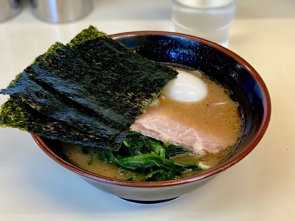 「半熟味玉ラーメン　油少なめ　半麺　770」@らーめん武蔵家 千葉本店の写真