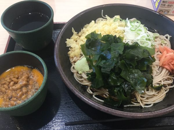 「朝そば玉子・生・ぶっかけ・大盛・わかめ変更+納豆(¥360)」@ゆで太郎 錦町店の写真