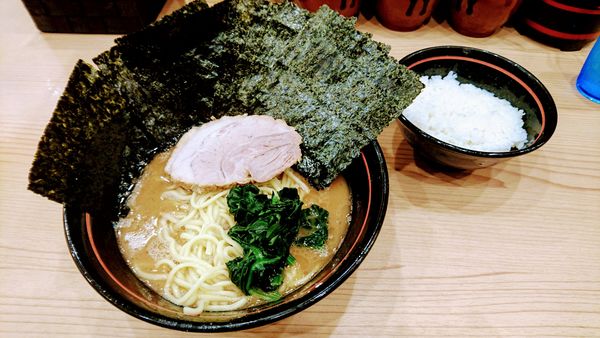 「ラーメン(味濃いめ･麺硬め)+海苔･ライス(サービス)」@家系 麺場寺井の写真