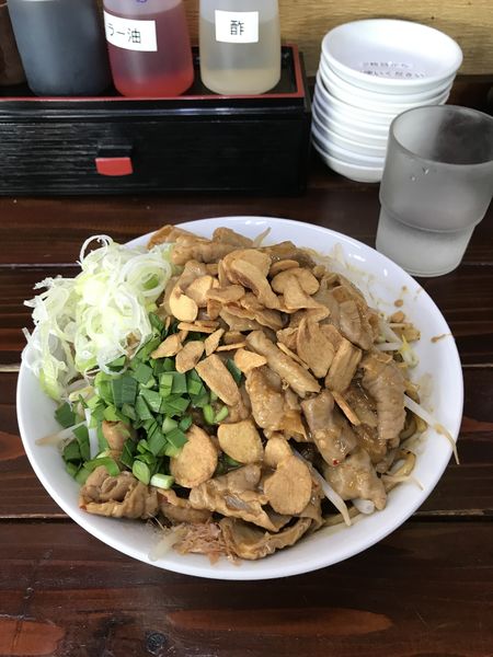 「ホルモンまぜそば 大盛 麺固め 980円」@餃子の並商 都賀店の写真