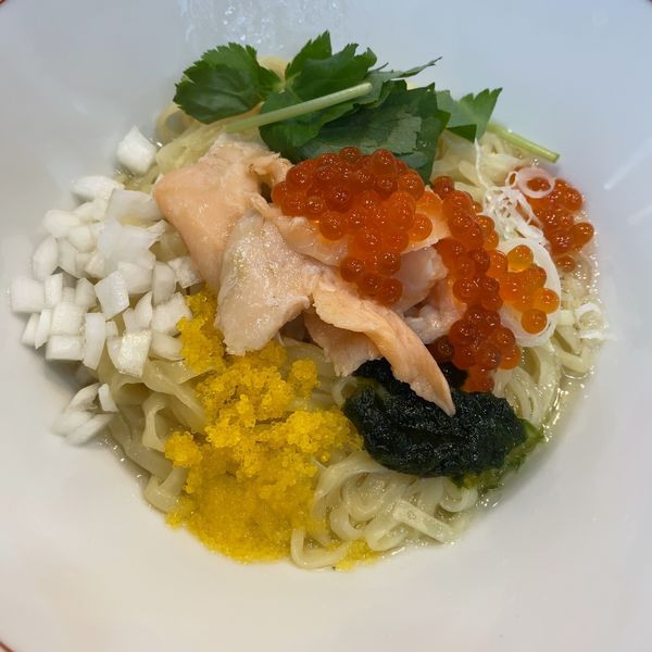 「サーモンとイクラのわさび和えそば（飯割付）950円」@拉麺 イチバノナカの写真