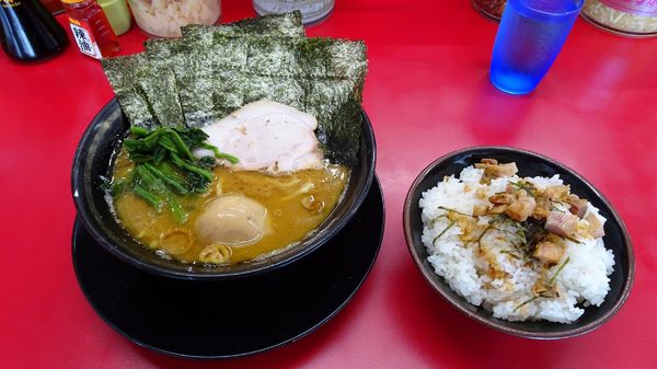 「のりたまらーめん（900円）＋チャーシューまぶし（180円）」@家系ラーメン 王道家の写真