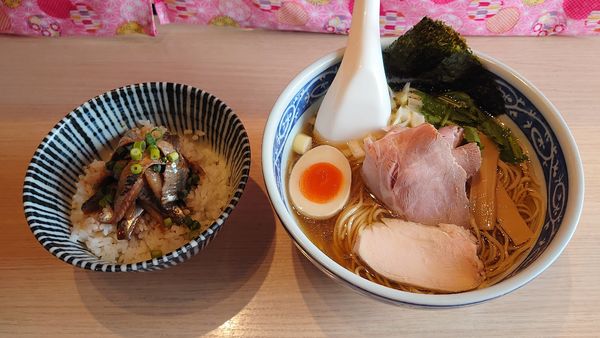 「煮干しそば（白醤油） 700円 + いわし丼 450円」@寿製麺よしかわ 坂戸店の写真