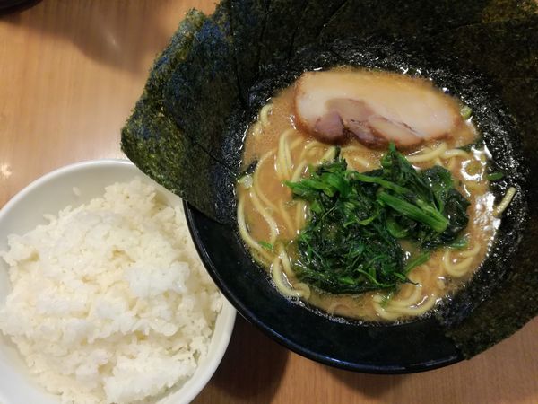 「ラーメン:700円+のり(VIPサービス)+ライス(無料)」@横浜家系 ラーメン銀家の写真