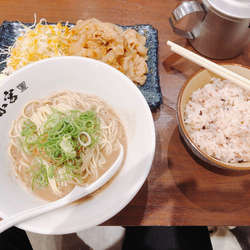 生姜焼き定食と豚骨ラーメン