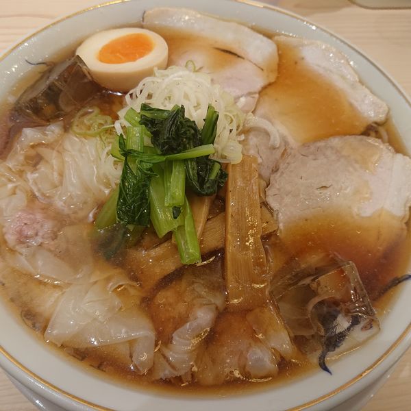 「冷やしワンタンメン大盛1050円」@ワンタンメンの満月 三鷹店の写真