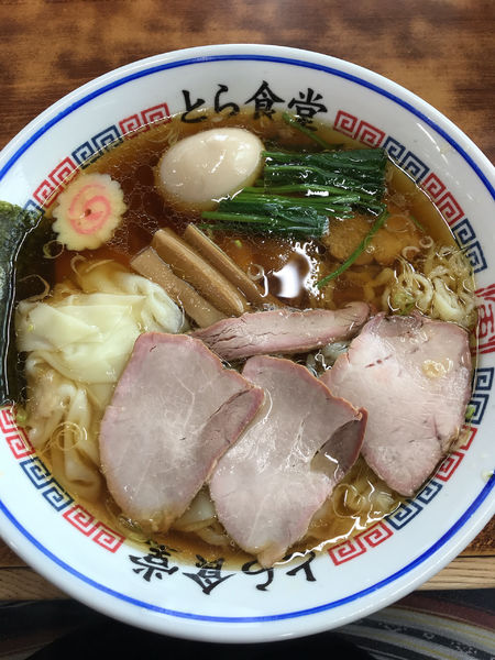 「焼豚ワンタン麺(大)＋半熟煮玉子」@とら食堂の写真