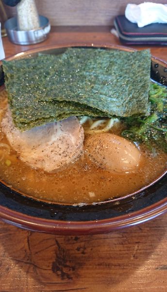 「ラーメン(麺硬め、味濃いめ)味玉、海苔増し」@丸一の写真