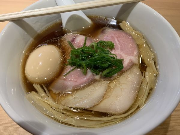 「醤油ラーメン」@らぁ麺 はやし田 新宿本店の写真