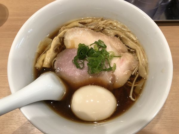 「醤油らぁ麺＋味玉」@らぁ麺 はやし田 赤羽店の写真