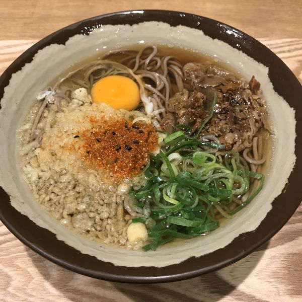 「肉そば（￥510）＋玉子（￥80）」@三宮そば スクラ三宮店の写真
