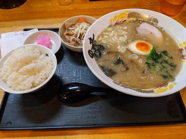 「豚骨しょうゆラーメン　もつ煮セット」@とんこつらーめん 黒竜の写真