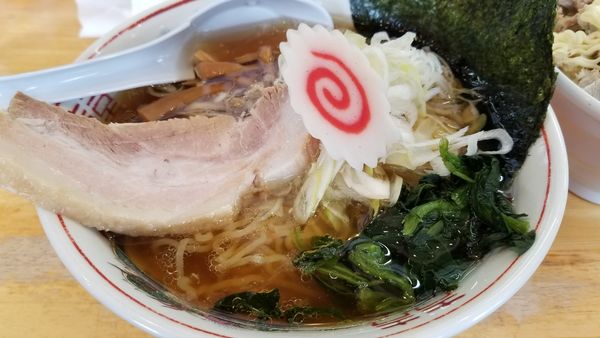 「らぁめん（鶏支那そば）白ネギ100円トッピング」@らぁめん 鶏支那屋の写真