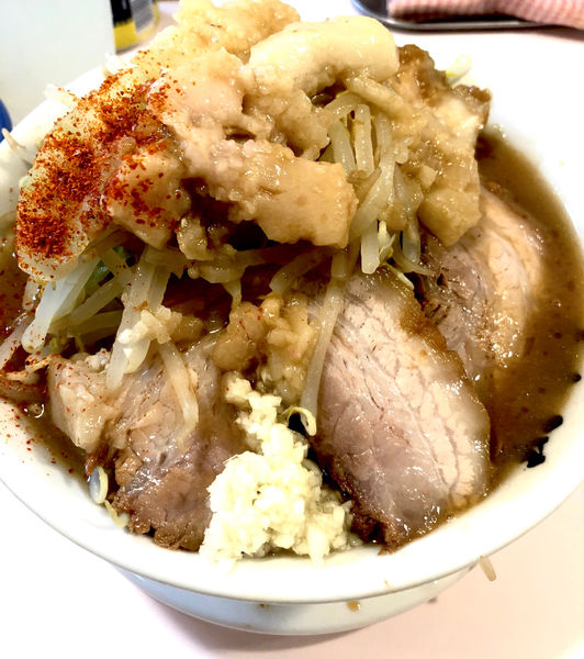 「ラーメン720円タマゴ40円ヤサイアブラマシニンニクトウガラシス」@成蹊前ラーメン 吉祥寺の写真