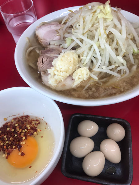「半分　固め　うずら・生たまご」@ラーメン二郎 神田神保町店の写真
