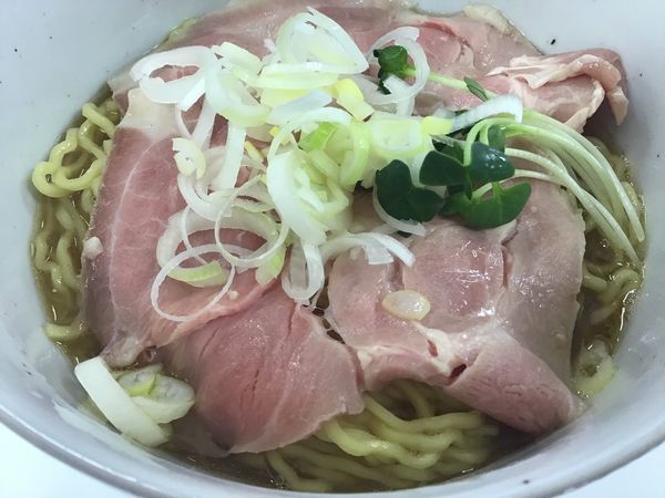 「煮干しラーメン（白）600円」@煮干ラーメンとローストビーフとステーキ パリ橋の写真