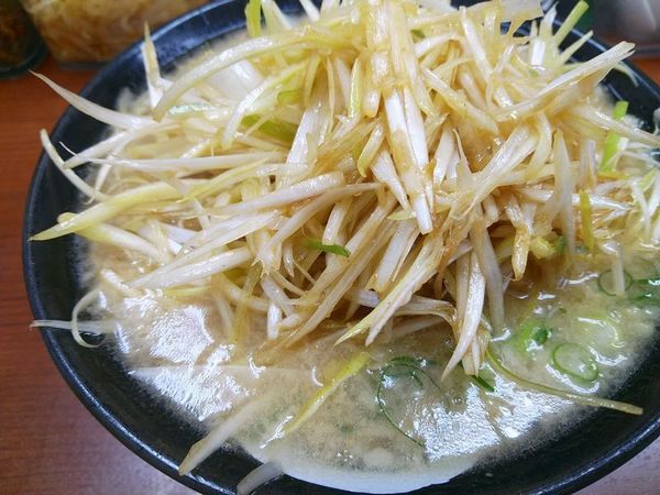 「ネギ山ラーメン（中太麺）」@とんこつラーメン まる一の写真
