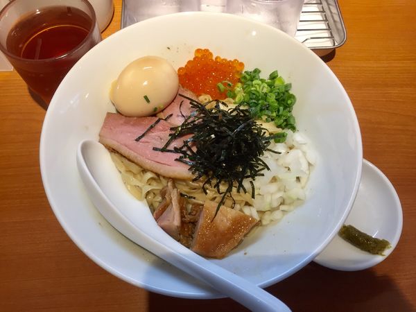 「いくらのせ油そば＋味玉」@麺屋 上々の写真