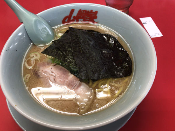 「醤油ラーメン(油多め、味濃いめ) 670円」@山岡家 越谷レイクタウン店の写真