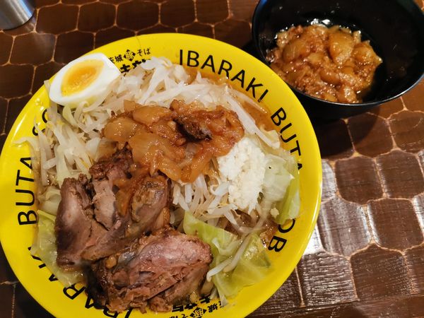 「豚そば＋背脂」@茨城豚そば 特龍 本店の写真