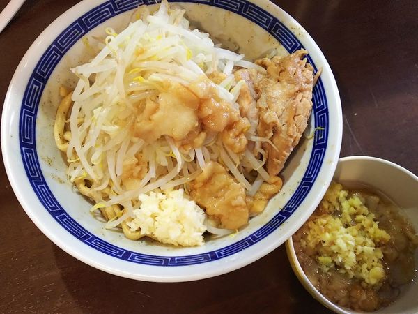 「【限定】煮干し油そば少なめ＋別皿アブラ（生姜）880＋50円」@ラーメン ゼンゼンの写真