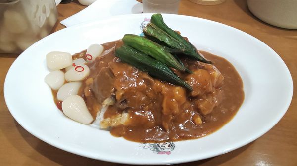 「三ツ星ビーフカレー+オクラフライ+岩下のピリ辛ラッキョウ」@日乃屋カレー 秋葉原店の写真