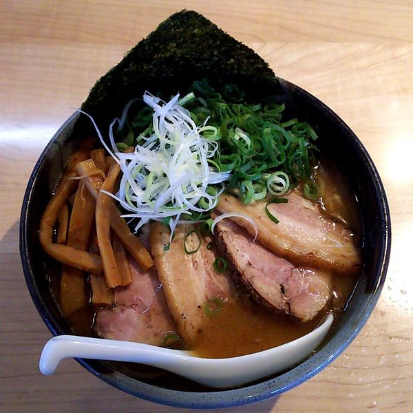 「焼豚らぁめん大盛+九条ねぎ+自家製メンマ」@製麺食堂 あぶみの写真