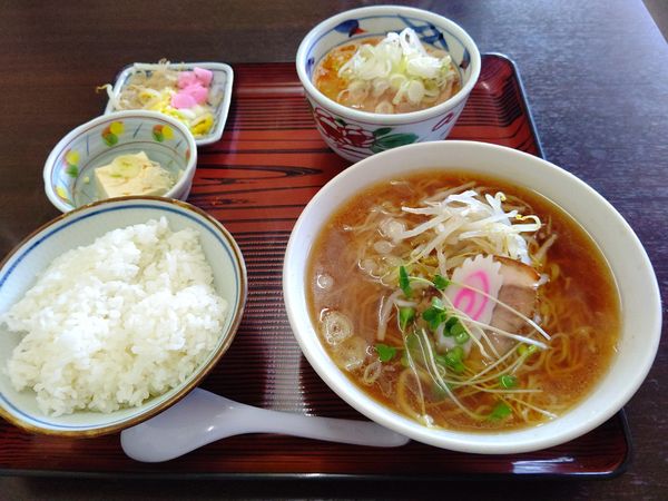 「ラーメン(並盛)600円+もつ煮定食730円」@もつ煮屋 日の出食堂の写真