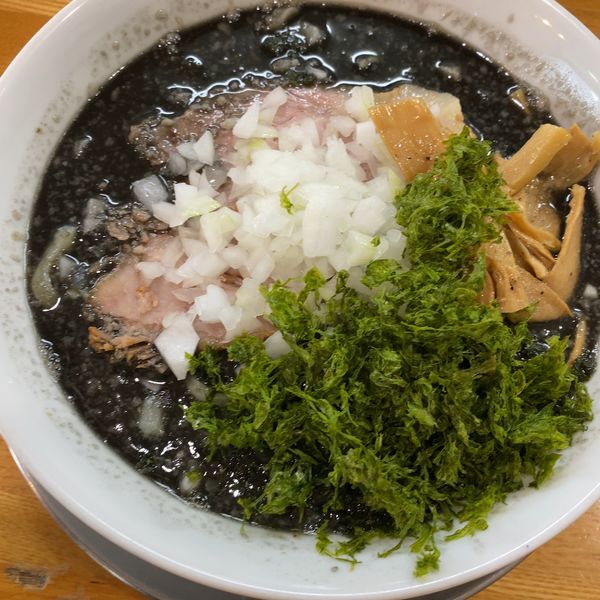 「竹炭（味噌）910円+バラ海苔」@中華そば136の写真