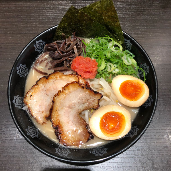 「豚骨ＤＸ」@とんこつらーめん俺式 純 東京ラーメンストリート店の写真