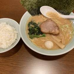 醤油豚骨（750円）海苔（100円）半ライス（100円）