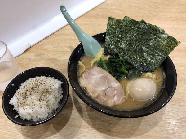 「味玉豚骨醤油らーめん(880円)+小ライス(100円)」@らーめん家 せんだい 横浜駅西口店の写真