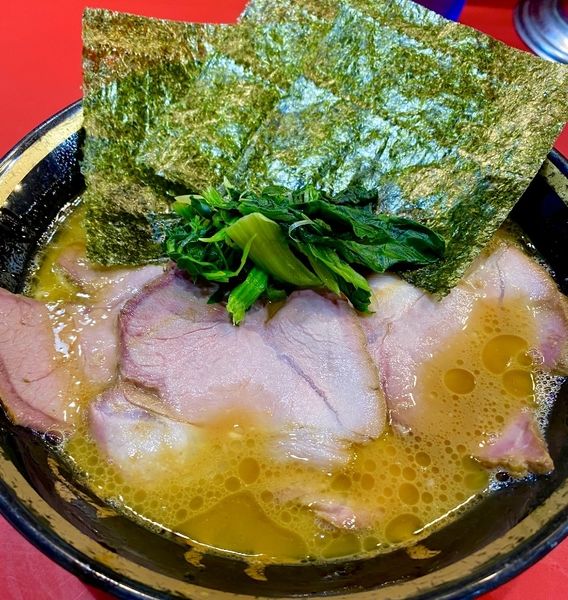「チャーシューメン並(810円)＋ライス(110円)」@家系総本山 ラーメン吉村家の写真