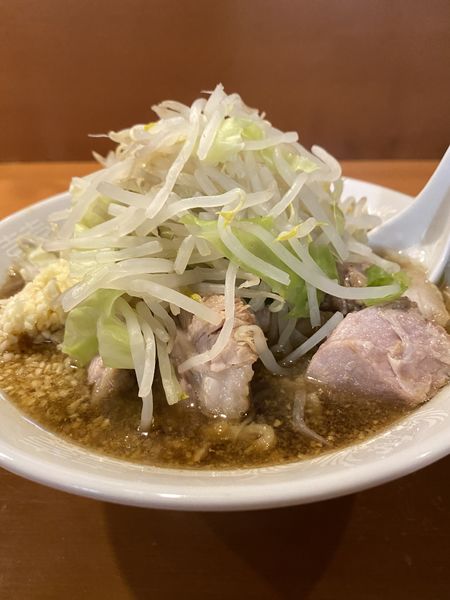 「豚麺麺少なめヤサイ少なめニンニク 豚増 生卵」@麺屋 長次郎の写真