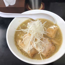 手羽白湯煮干しラーメン９００円