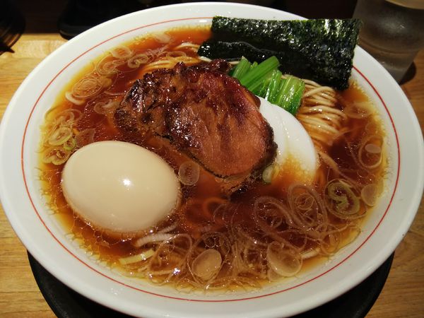 「【限定】煮豚醤油ラーメン　＋味玉：サービス券」@麺肴 ひづきの写真