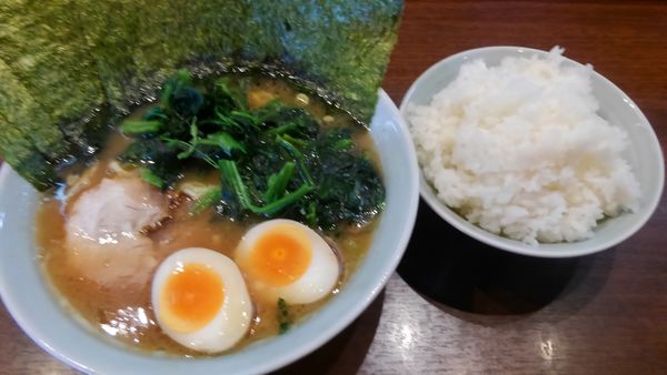 「金八ラーメン並870円大ライス200円ほうれん草増し70円」@金八家の写真